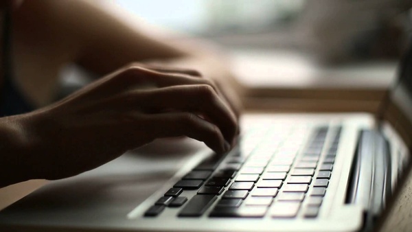 Mão digitando no teclado do computador