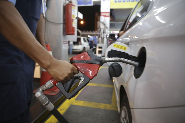 Posto de gasolina durante abastecimento de um automovel