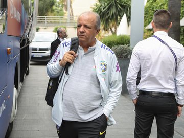 Vadão na viagem da seleção brasileira feminina de Montpellier para Lille