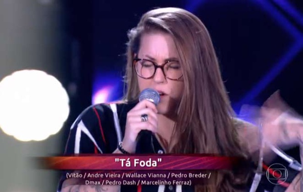 A candidata Luana Berti cantou uma música 