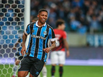 André marcou o primeiro gol do Grêmio na vitória contra o Athletico-PR