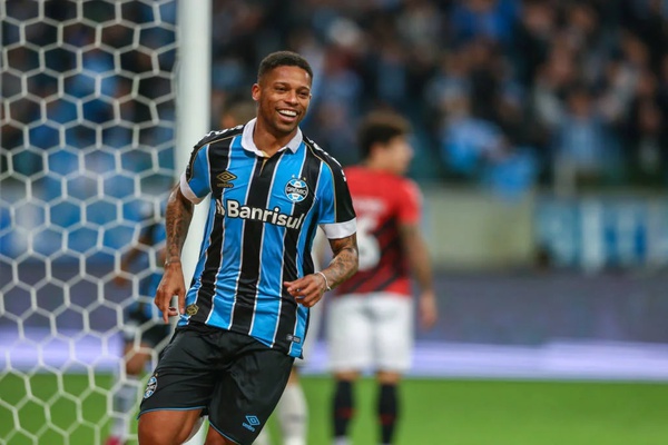 André marcou o primeiro gol do Grêmio na vitória contra o Athletico-PR