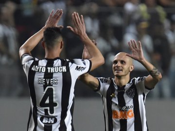 Atlético confirmou a classificação com gols de Fábio Santos e Vina