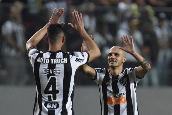 Atlético confirmou a classificação com gols de Fábio Santos e Vina