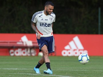 Daniel Alves enfrentou o Santos três vezes na carreira