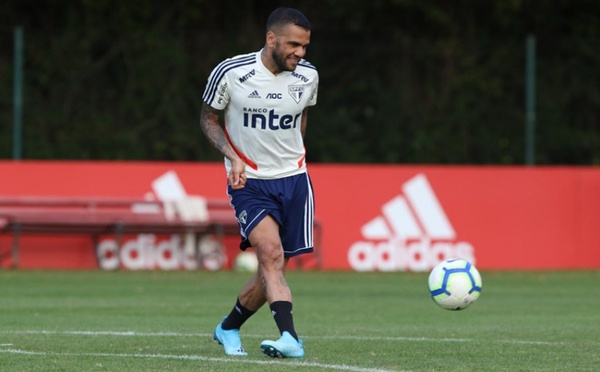 Daniel Alves enfrentou o Santos três vezes na carreira