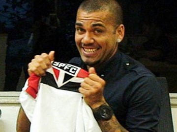 Daniel Alves vestirá a camisa 10 no São Paulo