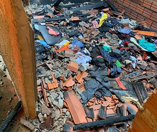 Família que teve casa destruída após celular provocar incêndio pede ajuda