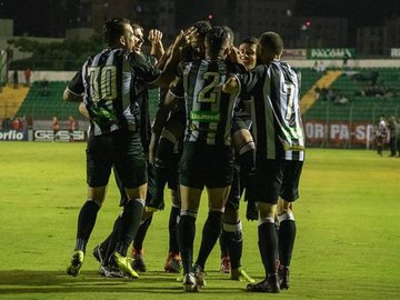 Jogadores do Figueirense reclamam de atrasos salariais