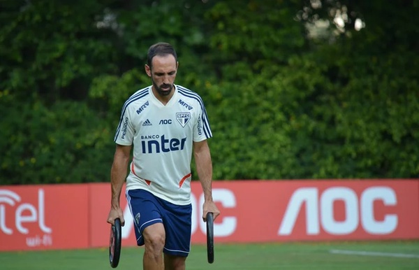 Juanfran já treinando com a camisa do São Paulo