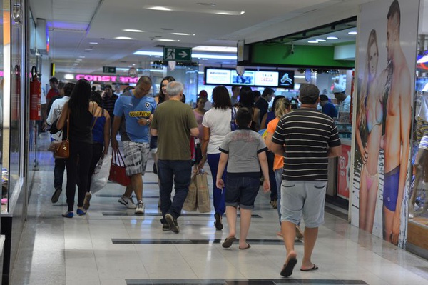 Movimentação do comércio durante período de promoções.