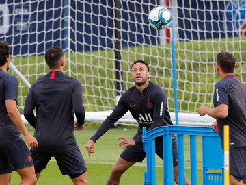 Neymar em meio aos jogadores do PSG no treino