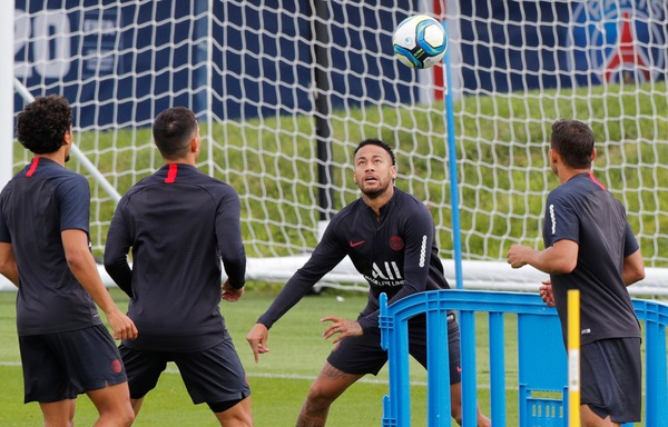 Neymar em meio aos jogadores do PSG no treino