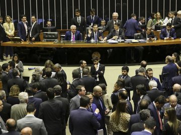 Sob aplausos, o presidente da Câmara, Rodrigo Maia (DEM-RJ), proclamou o resultado à 0h38 desta quarta-feira (7).