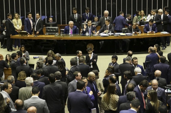 Sob aplausos, o presidente da Câmara, Rodrigo Maia (DEM-RJ), proclamou o resultado à 0h38 desta quarta-feira (7).