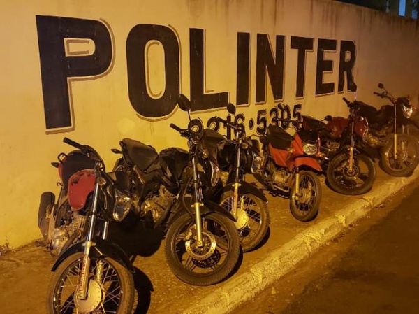 Além das motocicletas, foram encontrados diversos matérias próprios para adulteração de veículos.