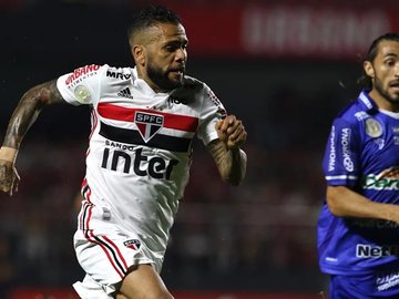 Daniel Alves atuou como lateral-direito pela primeira vez no São Paulo