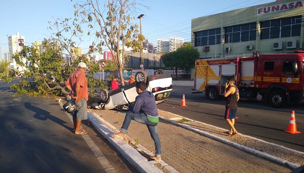 Família capota carro após retornar de festa de formatura