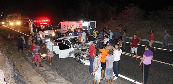 Grave acidente mata três, deixa feridos e veículo destruído na BR-407