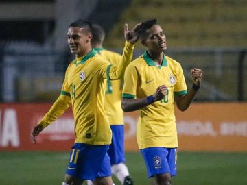 Pedrinho (à dir.) abriu o placar para o Brasil contra a Colômbia