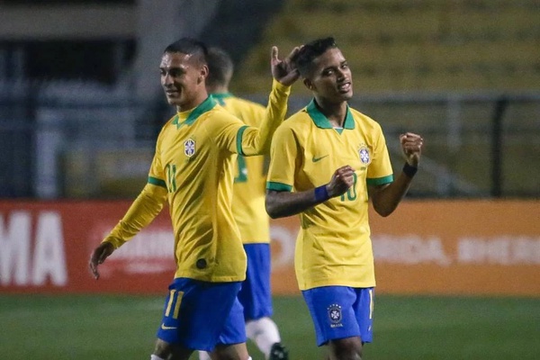 Pedrinho (à dir.) abriu o placar para o Brasil contra a Colômbia