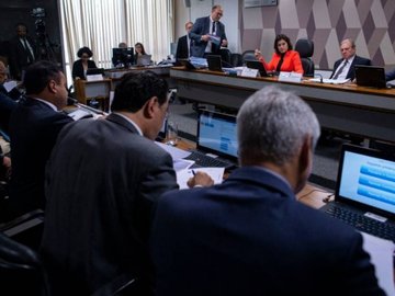 Texto-base passou por 18 votos a 7. Em seguida, serão apreciados os destaques e, posteriormente, a PEC paralela