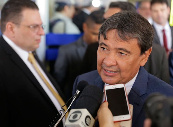 Governador diz que declaração de Firmino Filho é “futrica” política