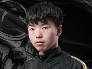 Jogador é revelado pela Royal Never Give Up, onde pouco atuou pelo elenco principal