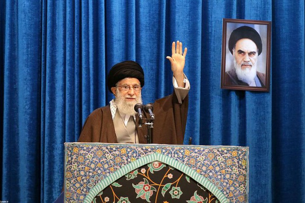 O líder supremo do Irã, aiatolá Ali Khamenei, gesticula durante o sermão desta sexta-feira em Teerã