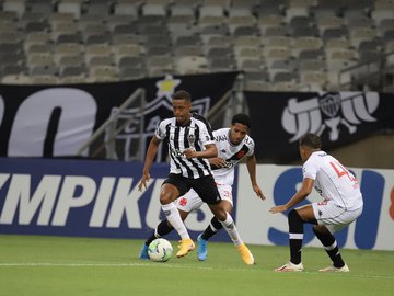 Atlético-MG goleia Vasco e amplia vantagem na liderança