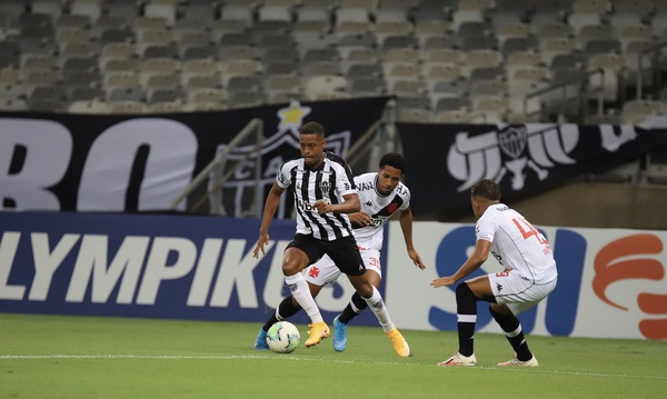 Atlético-MG goleia Vasco e amplia vantagem na liderança