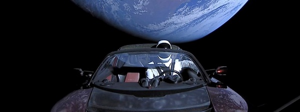 Carro da Tesla que viaja no espaço se aproxima de Marte