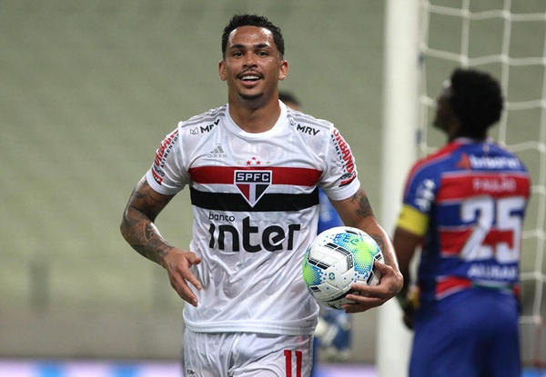 Com 2 a mais, São Paulo arranca empate no fim na Copa do Brasil