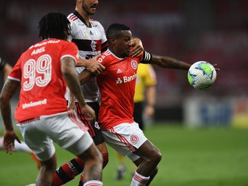 Edenílson, em ação contra o Flamengo