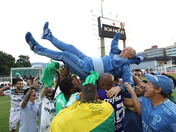 Felipão e jogadores do Palmeiras comemoram o título de 2018