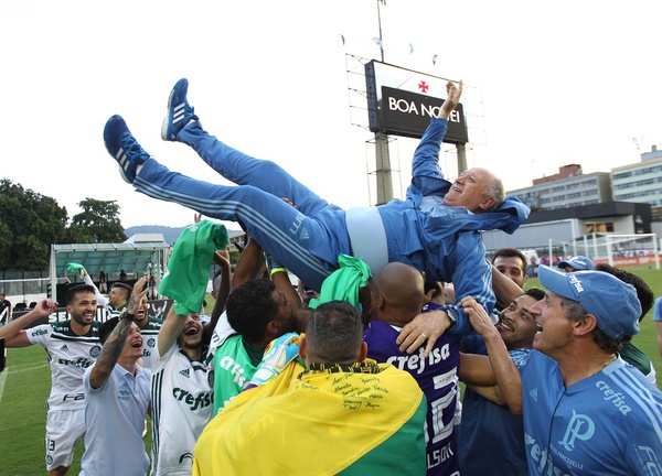Felipão e jogadores do Palmeiras comemoram o título de 2018