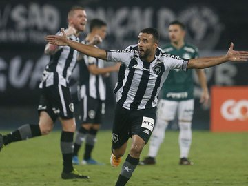 Fortaleza freia líder Atlético-MG com triunfo de 2 a 1