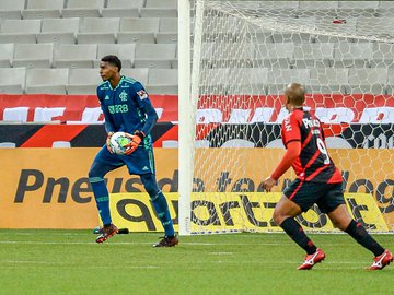 Goleiro Hugo Souza brilha e Flamengo derrota Athletico-PR na Copa do Brasil