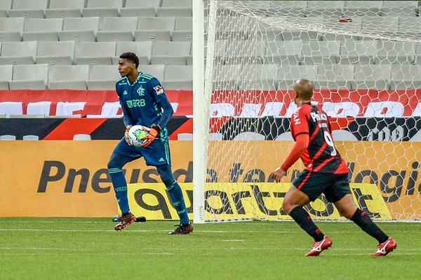 Goleiro Hugo Souza brilha e Flamengo derrota Athletico-PR na Copa do Brasil