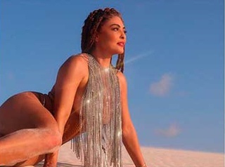 Juliana Paes aparece toda sexy em clique na areia