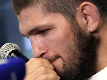 Khabib Nurmagomedov em entrevista: será primeira luta do russo desde a morte de seu pai e treinador, Abdulmanap