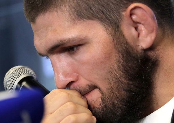 Khabib Nurmagomedov em entrevista: será primeira luta do russo desde a morte de seu pai e treinador, Abdulmanap