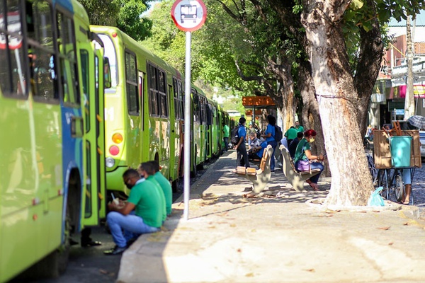 Motoristas e cobradores de ônibus paralisam atividades nesta quarta-feira (28)