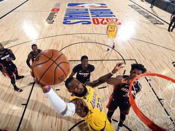 No retorno de Adebayo à série, jogo é marcado por batalha defensiva e muito equilíbrio; LeBron deslancha no segundo tempo, Davis se agiganta na defesa, e Lakers abrem 3 a 1 nas finais