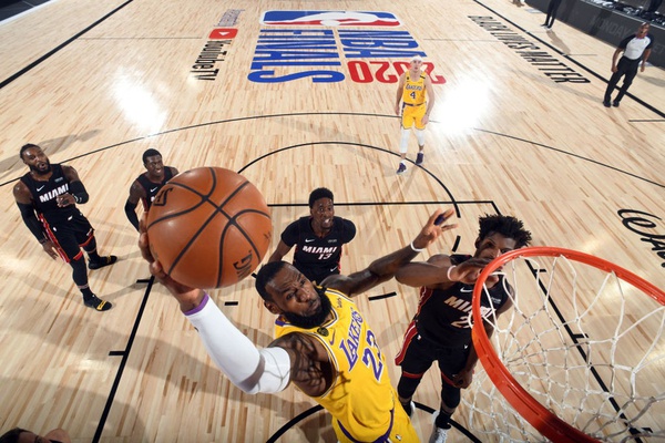 No retorno de Adebayo à série, jogo é marcado por batalha defensiva e muito equilíbrio; LeBron deslancha no segundo tempo, Davis se agiganta na defesa, e Lakers abrem 3 a 1 nas finais