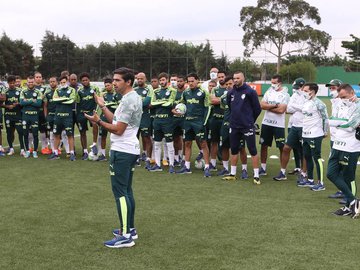 Abel Ferreira conversa com os jogadores do Palmeiras