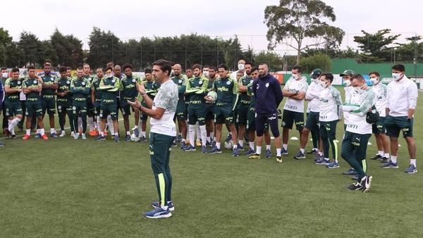 Abel Ferreira conversa com os jogadores do Palmeiras