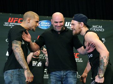 Conor McGregor (dir.) e Dustin Poirier (esq.) se encaram antes de sua primeira luta pelo UFC, em 2014