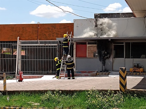 Curto-circuito provoca incêndio na fiação elétrica de posto de combustível em Teresina
