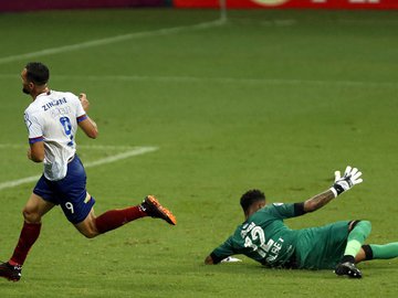 Equipe de Mano Menezes precisava de dois gols de vantagem e fez 4 a 0